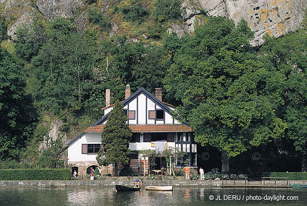 Maison au bord de l'eau